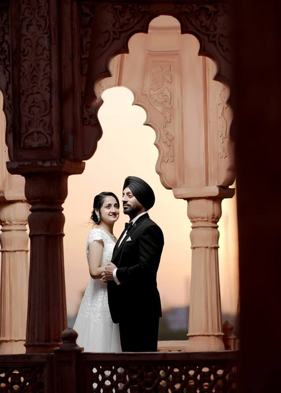 Couple framed in heritage arch by Rattu Studio Jalandhar