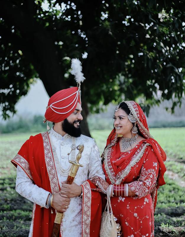 Couple under old tree red wedding dress Rattu Studio Jalandhar
